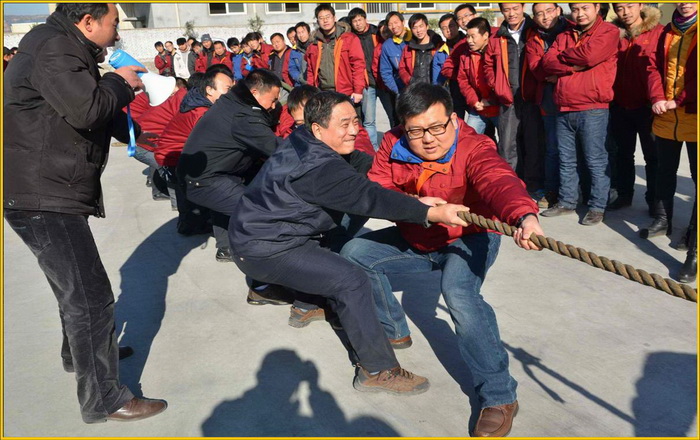 工會(huì )組辦拔河比賽