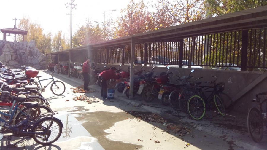 銷(xiāo)售公司組織人員整理停車(chē)空間，助力大干熱潮