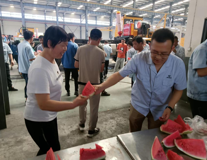 高溫慰問(wèn)送清涼   情系一線(xiàn)暖人心